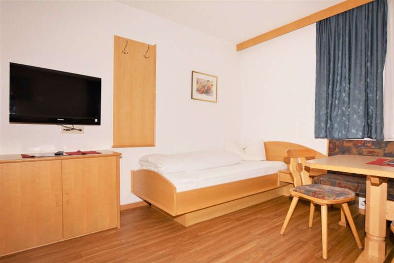 Apartment 1 with a single bed in the Ischglerblick apartment in Paznaun