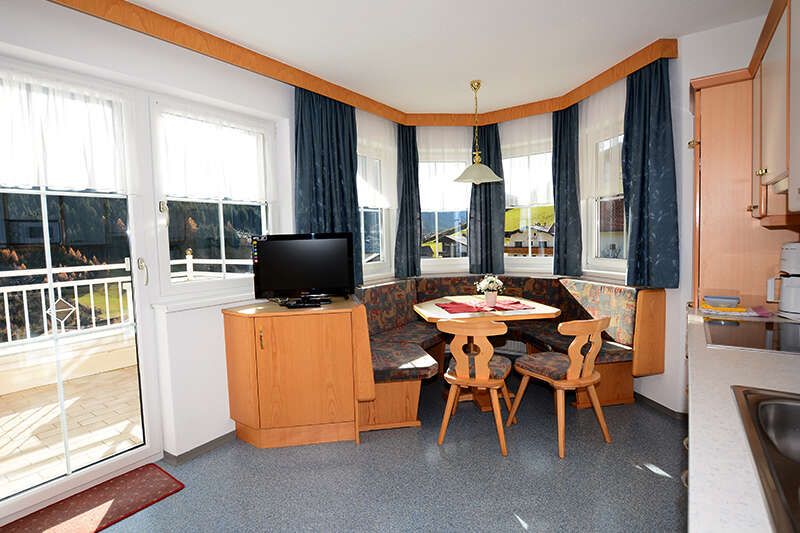 Ferienwohnung 2 mit Küche und Essecke im Appart Ischglerblick