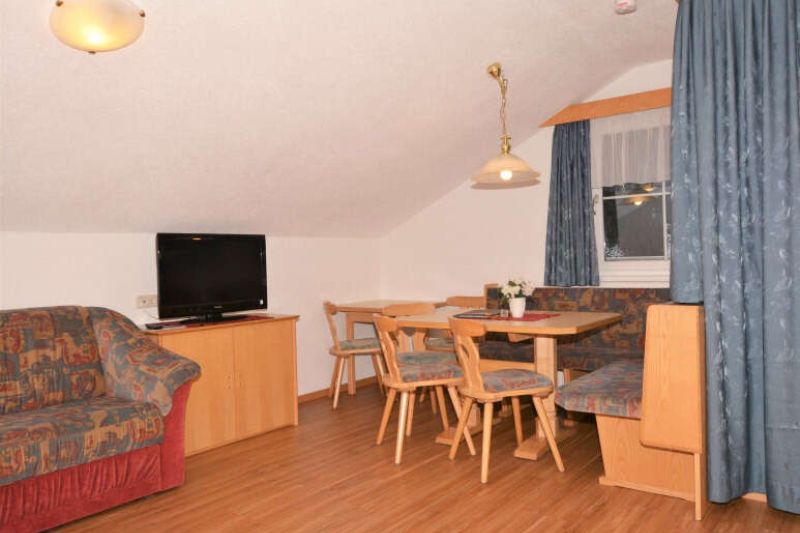 Ferienwohnung 4 mit Sitzecke und Couch im Appart Ischglerblick